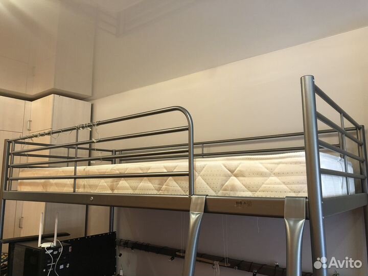 Металлическая двухярусная кровать IKEA