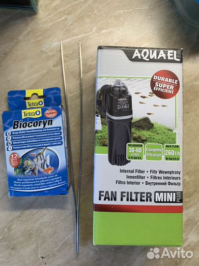 Аквариум с фильтром водой и водорослями