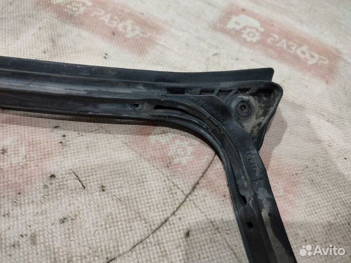 Уплотнительная резинка передняя левая Mitsubishi