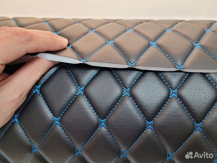 Эко-кожа черная на поролоне 7мм стежка ромб синий