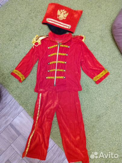 Новогодние костюмы человека-паука и гусара