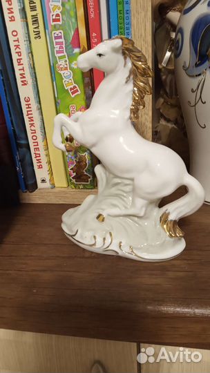 Конь,фарфор,15см