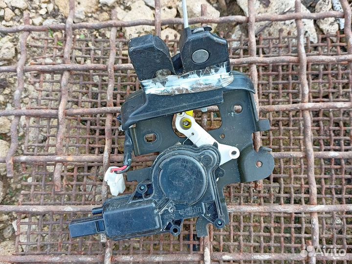 Замок крышки багажника Mazda 3 Bk седан 2003-2009