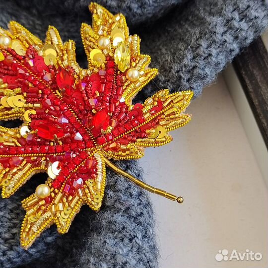 Брошь кленовый лист ручной работы