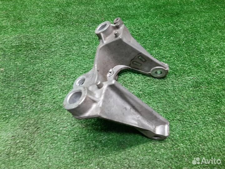 Кронштейн опоры двс левой Honda Jazz 2004
