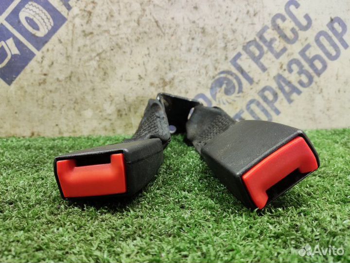 Ответная часть ремня безопасности Toyota Avensis
