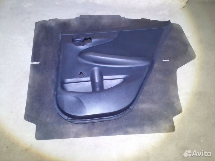 Обшивка задней правой двери Toyota Corolla E150