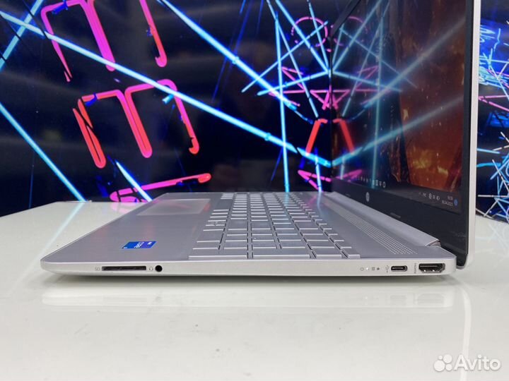 HP FullHD IPS/i3-1125G4/8GB DDR4/512GB SSD/UHD