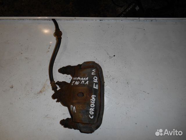 Передний левый суппорт Toyota Corolla E10 E100