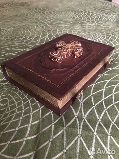 Библия в кожаном переплете