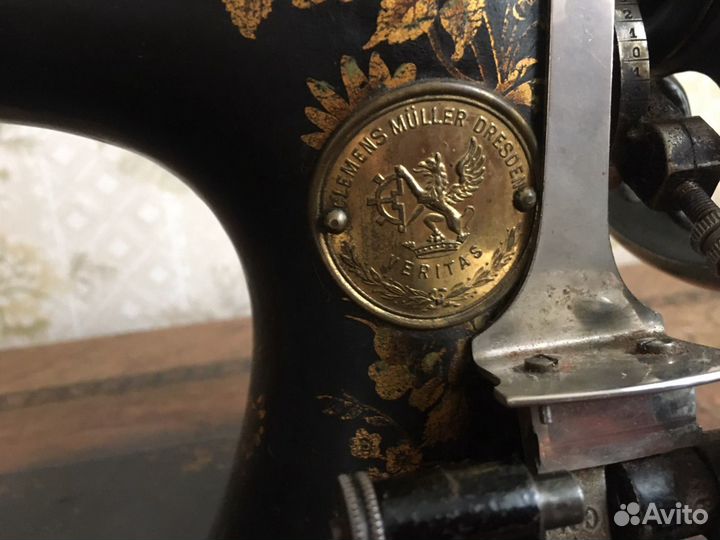 Антикварная швейная машинка