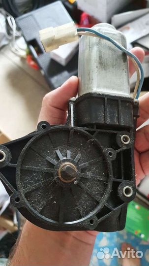 Электростеклоподъемник передний правый