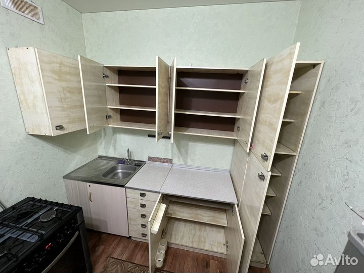 Кухонный гарнитур со столом, стульями, уголком.бу