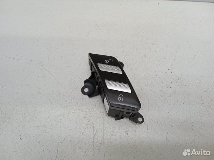 Кнопка центрального замка передняя левая