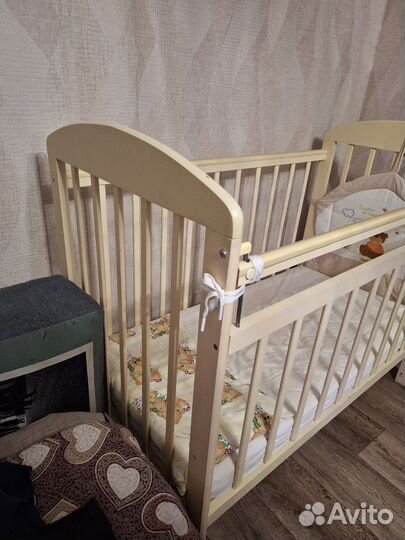 Детская кроватка с маятником