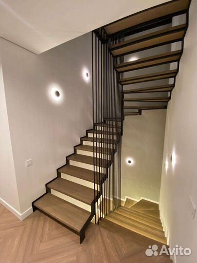 Лестница на металлокаркасе в дом