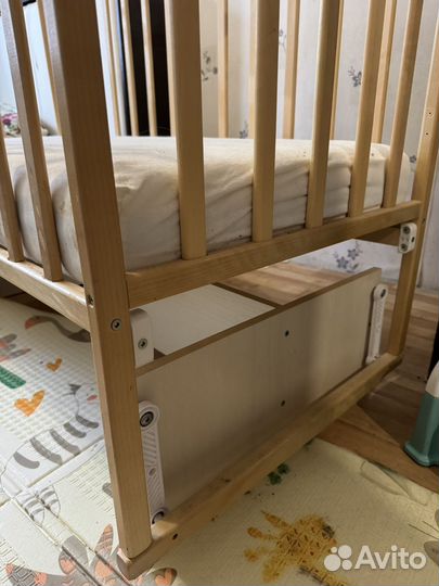 Детская кроватка с маятником