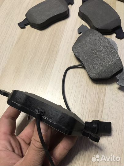 Новые торозные колодки на VAG с датчиком износа