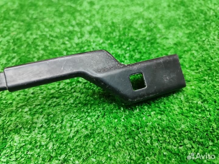 Поводок стеклоочистителя передний правый Passat B6