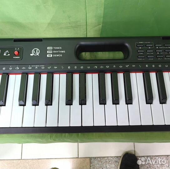 Синтезатор 61 клавиша с микрофоном