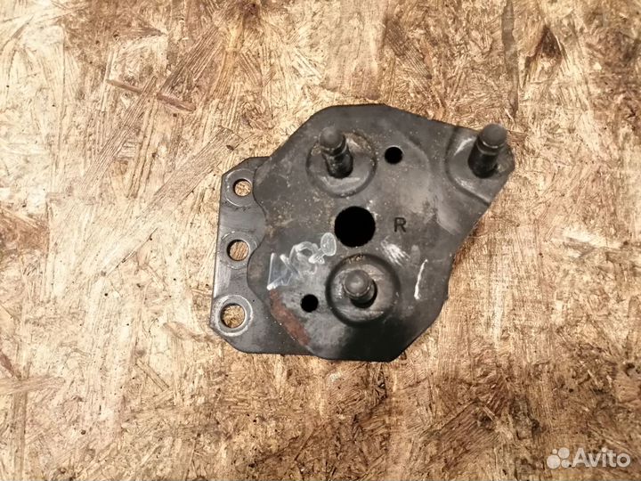 Кронштейн усилителя бампера правый Lexus Lx570