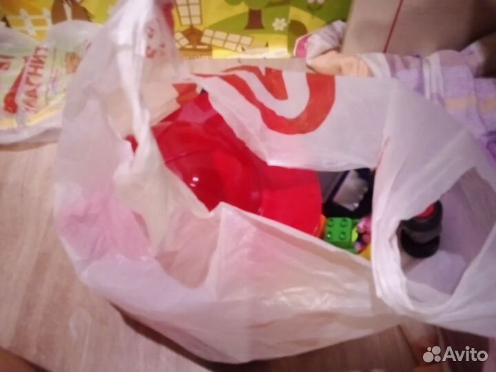 Пакет с игрушками,конструктором + 3 книжки