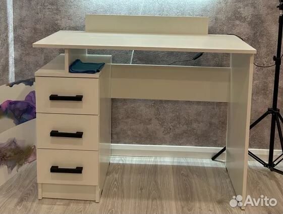 Стол туалетный с 3 ящиками Белый