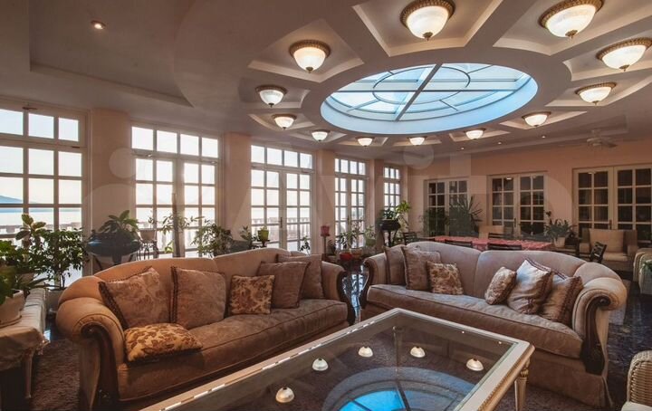 Дом 1331 м² на участке 17,4 сот.