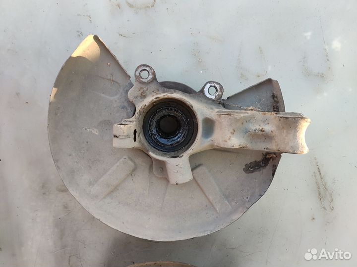 Передний поворотный кулак Ауди 80