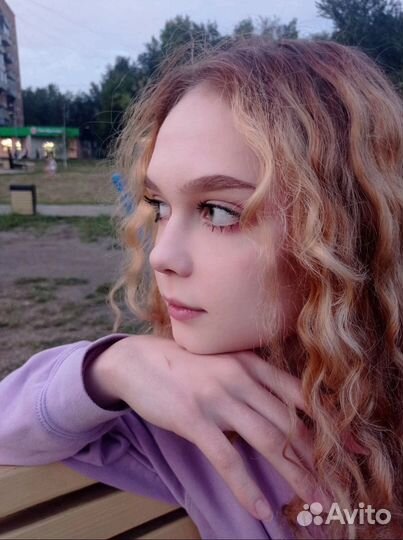 Модель на макияж, брови, прическу