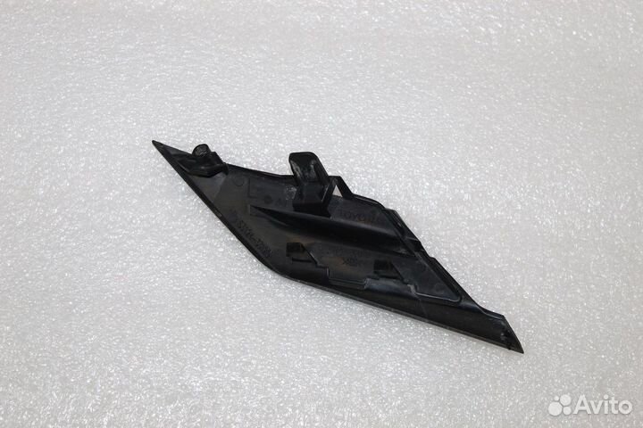 Camry 70 Заглушка в решетку радиатора левая 18-21