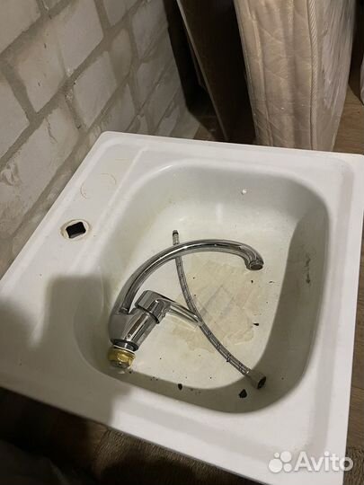 Раковина металлическая со смесителем