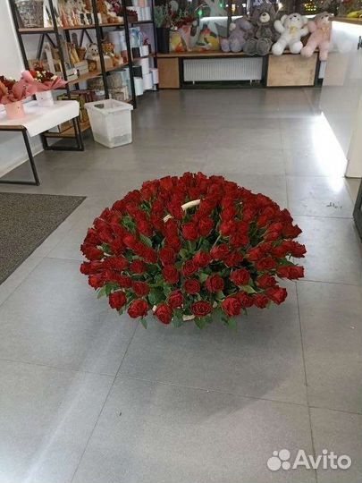 Доставка цветов, 151 роза в корзине