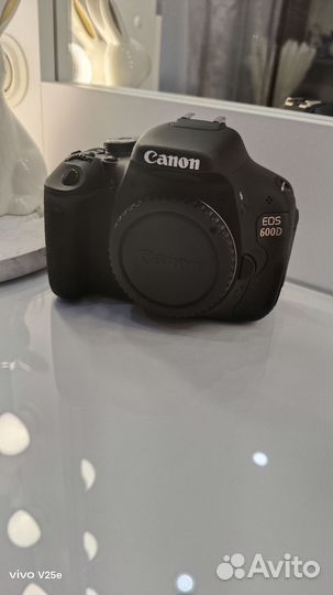 Зеркальный фотоаппарат Canon 600D