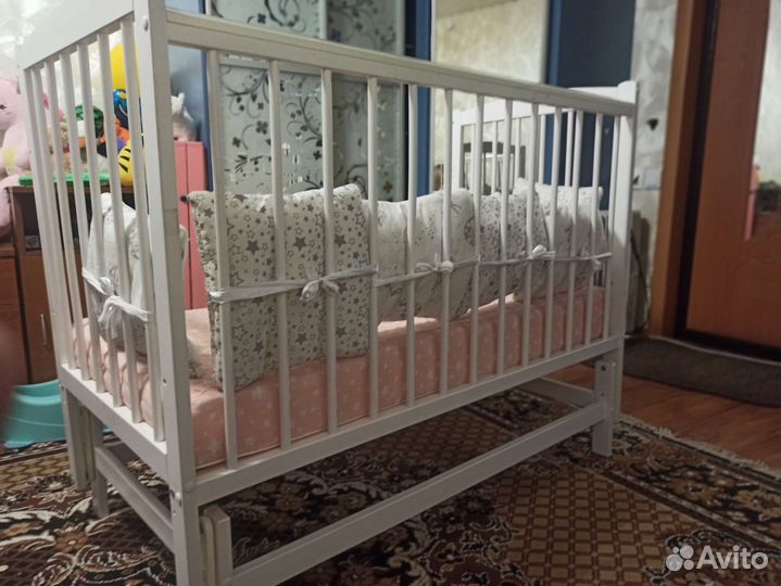 Детская кроватка с маятником белая