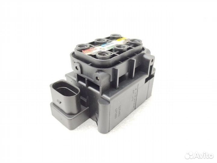 Блок клапанов пневмоподвески Mercedes-Benz S-Class