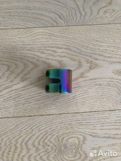 Зажим для трюкового самоката