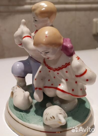 Статуэтка дети кормят голубей времён СССР