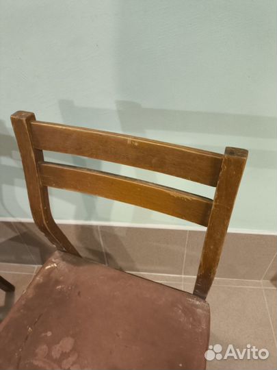 Два стула и вешалка для одежды