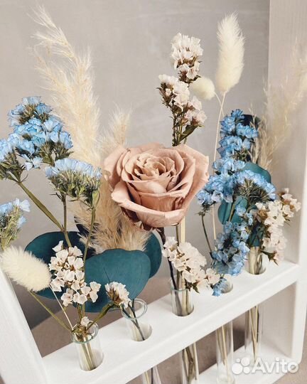 Рамка с сухоцветами и стабилизированными цветами