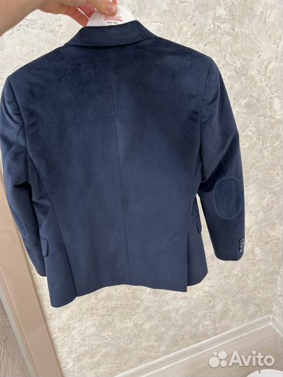 Костюм для первоклассника плюс три рубашки