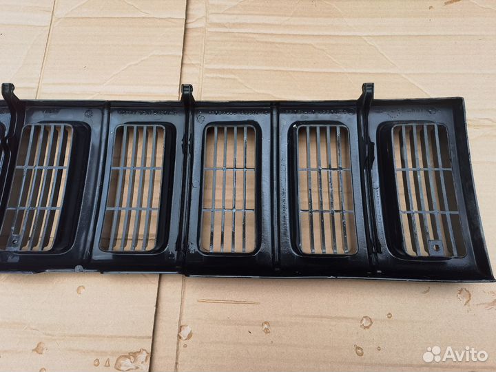 Решетка радиатора Jeep Grand Cherokee