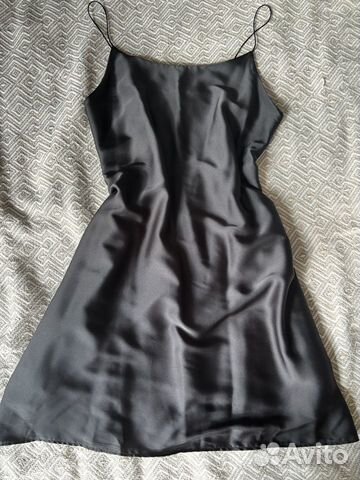 Черное платье атласное на бретелях