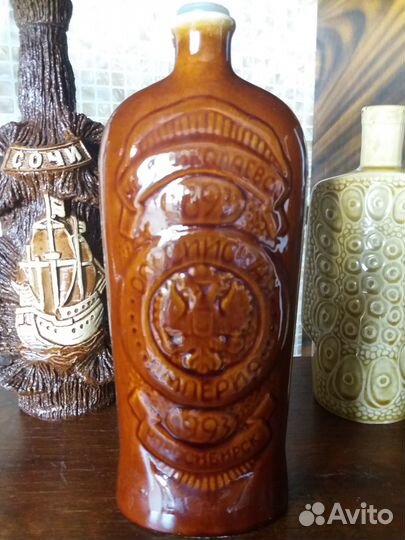 Декоративные бутылки и кувшин