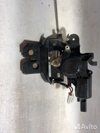 Замок багажника задний Mazda 3 BK