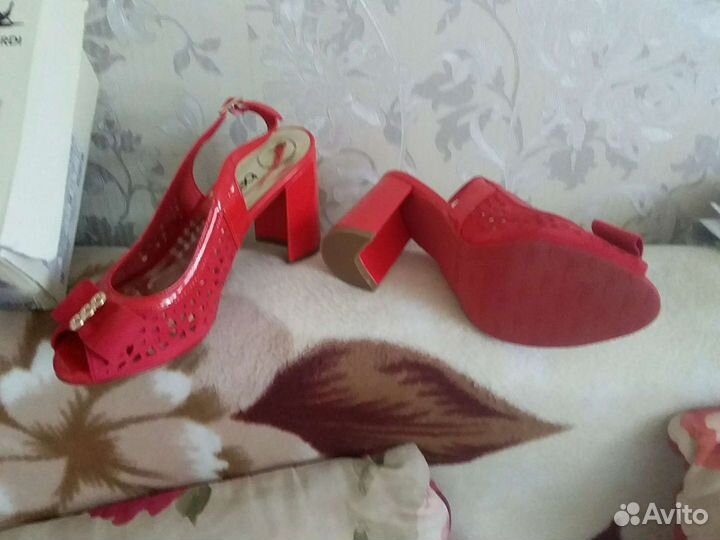 Продаются босоножки