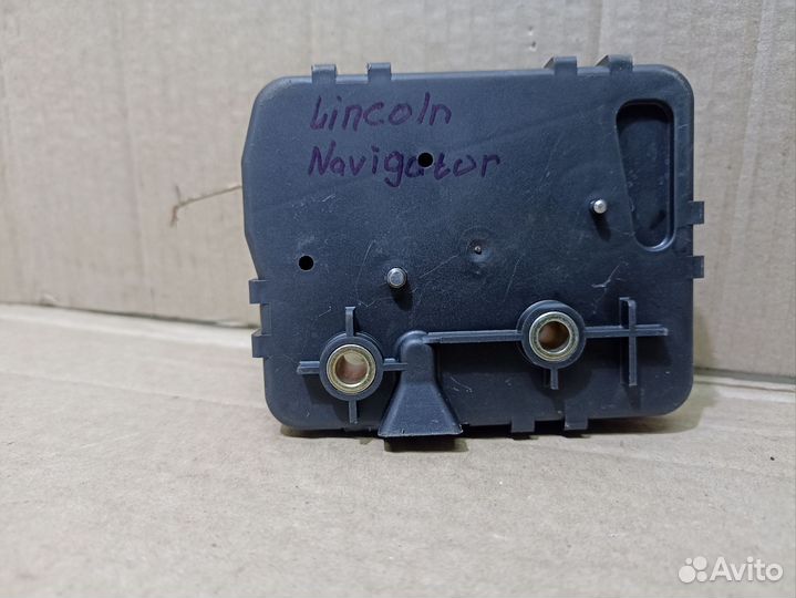 Замок стекла двери багажника Lincoln Navigator