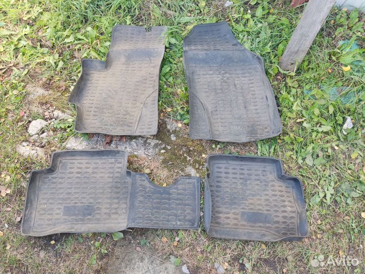 Автомобильные коврики резиновые