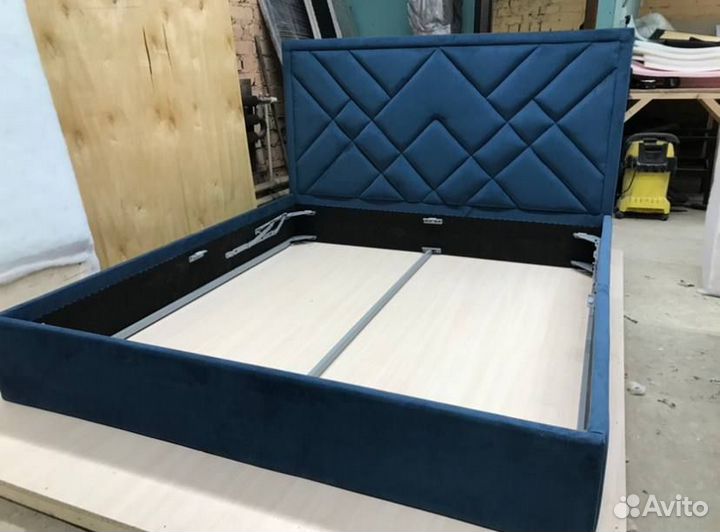 Кровать двухспальная с подъемным механизмом