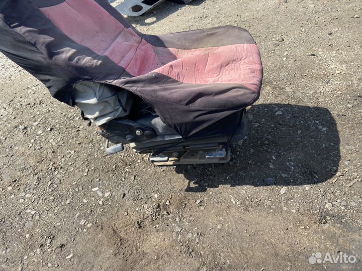 Сиденье маз-5440 пассажира в сборе с подставкой